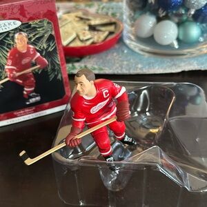 Hallmark 1999 Gordie Howe ornament, third in the series